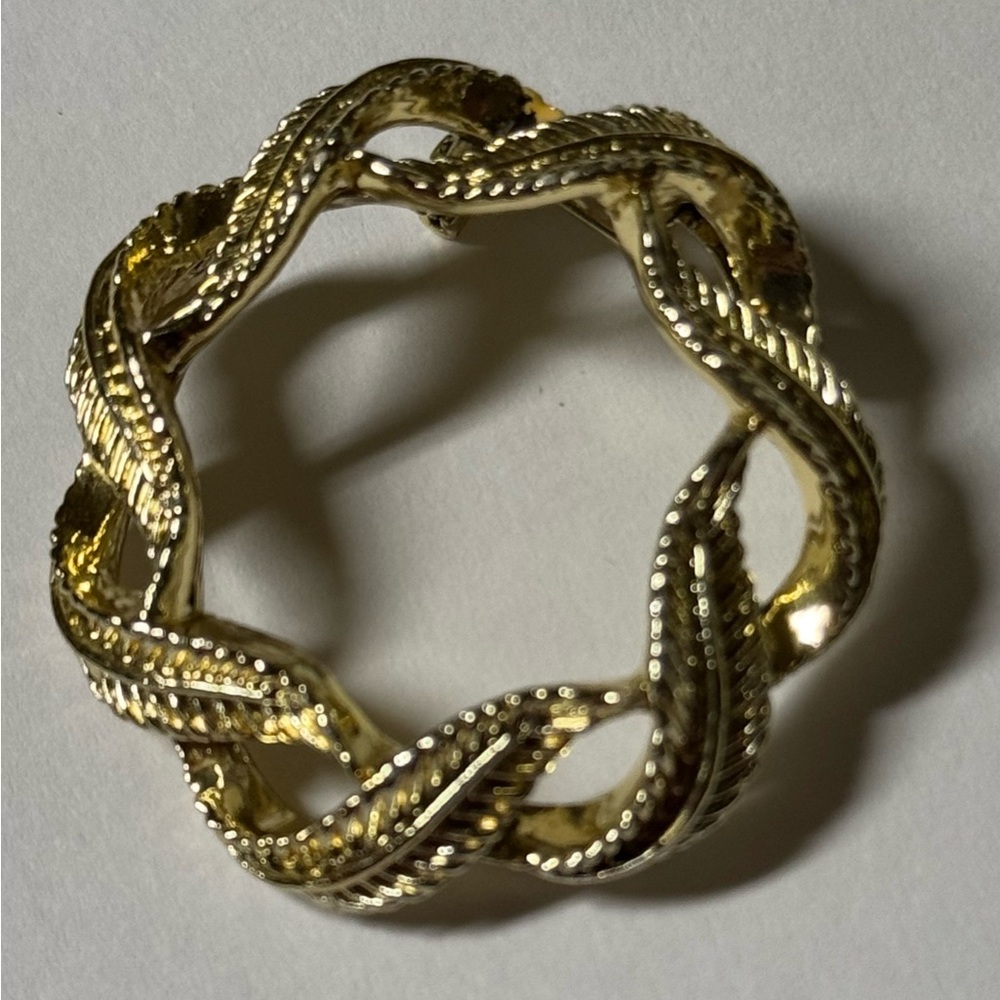 Vintage Signed Gerry's Leaf Wreath‎ Brooch Gold Tone Excellent condition